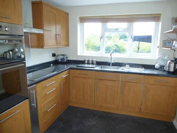Kitchen2.JPG
