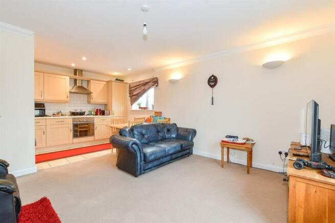 Lounge/Dining Area