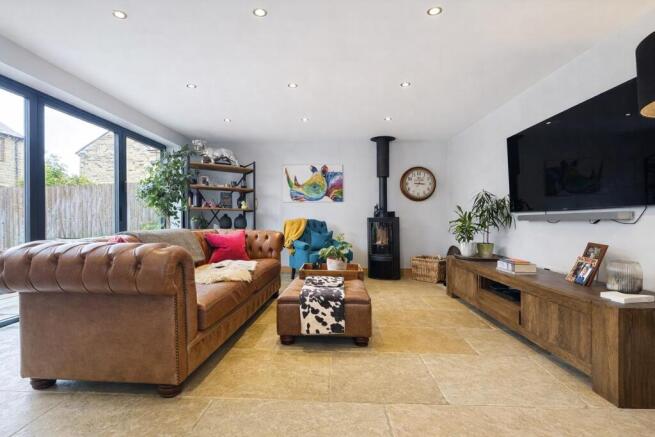 5 bed Detached for sale Image 11