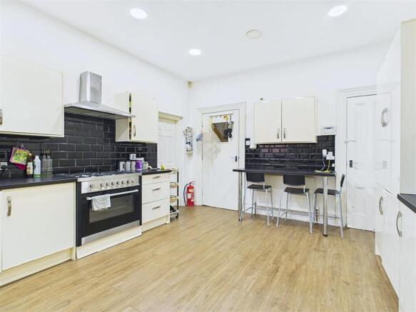 7 bed Semi-Detached for sale Image 4