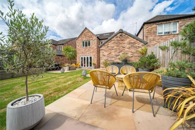5 bed Detached for sale Image 8