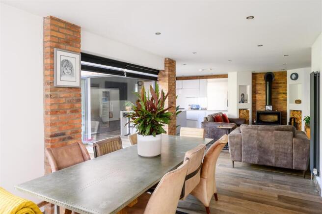 4 bed Detached for sale Image 11