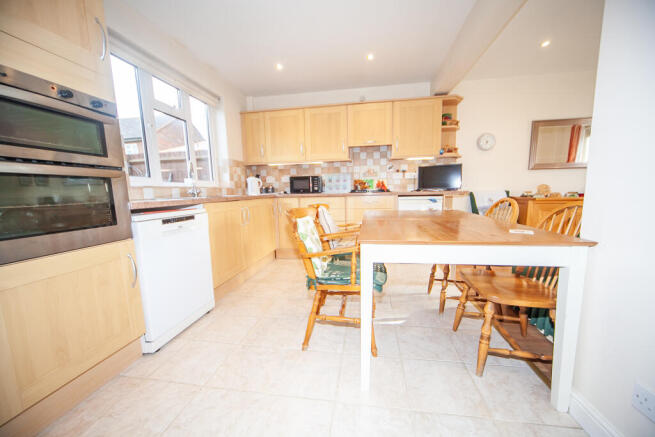 Kitchen/dining/living area