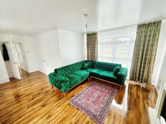 Lounge 1.jpg