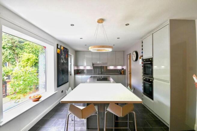 5 bed Detached for sale Image 6