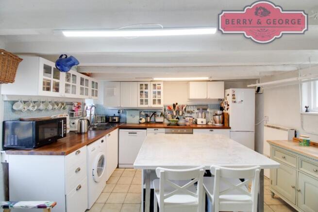 KITCHEN / BREAKFAST