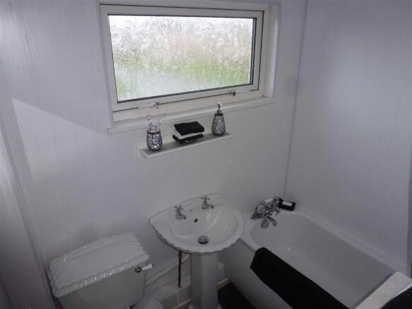 BATHROOM/WC