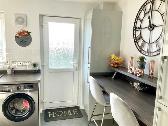 kitchen pic2.jpg
