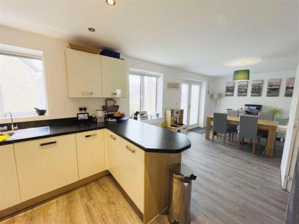 Kitchen/ Dining Room