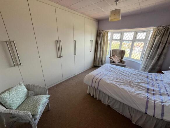 4 bed Semi-Detached for sale Image 3
