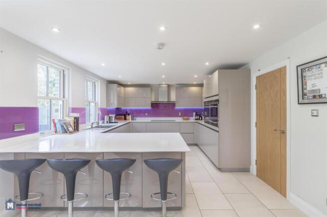 Kitchen/Breakfast Bar