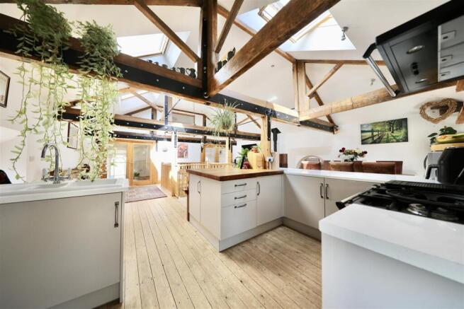 3 bed House for sale Image 4