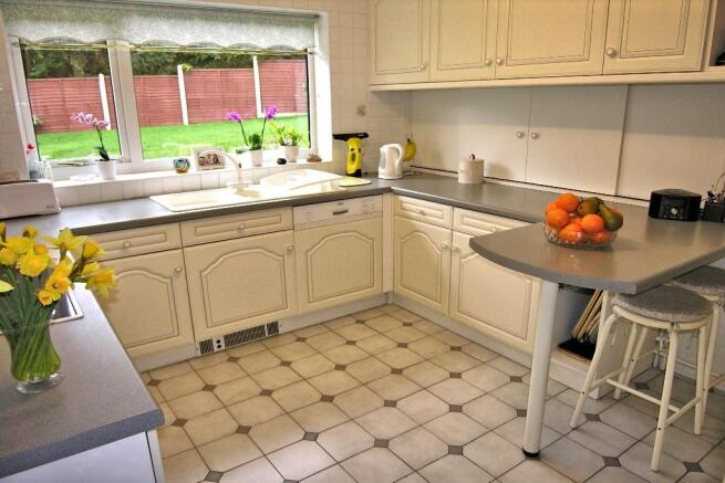 FITTED KITCHEN 
