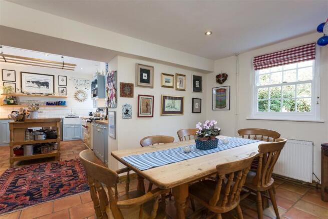 5 bed Detached for sale Image 11