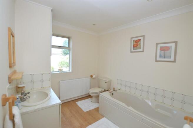 70 Prospect Crescent bath.JPG