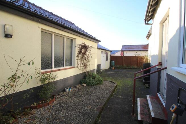St Leonards Road West, 18, outside 2.JPG