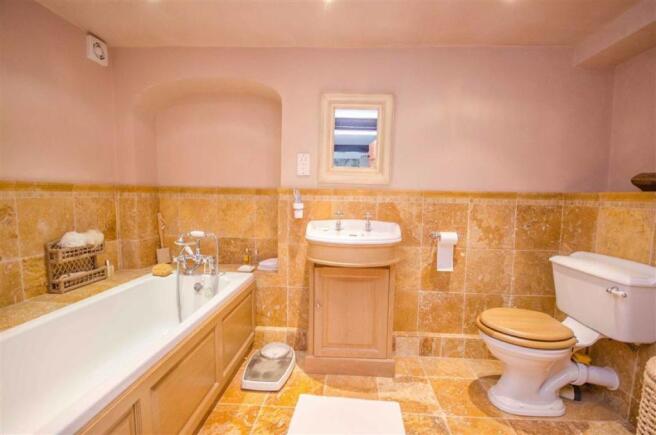 ENSUITE BATHROOM