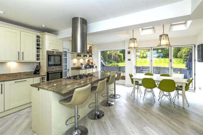 Kitchen 4 doors closed STEV4058.jpg