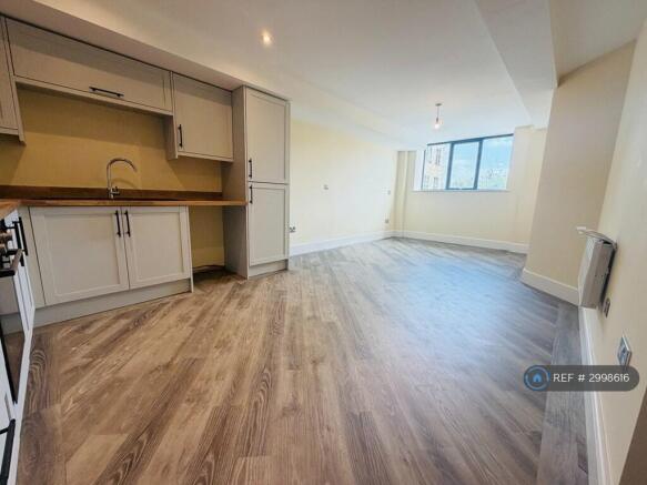 2 bed Flat to rent Image 4