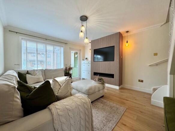 Titchfield Way, Irvine lounge