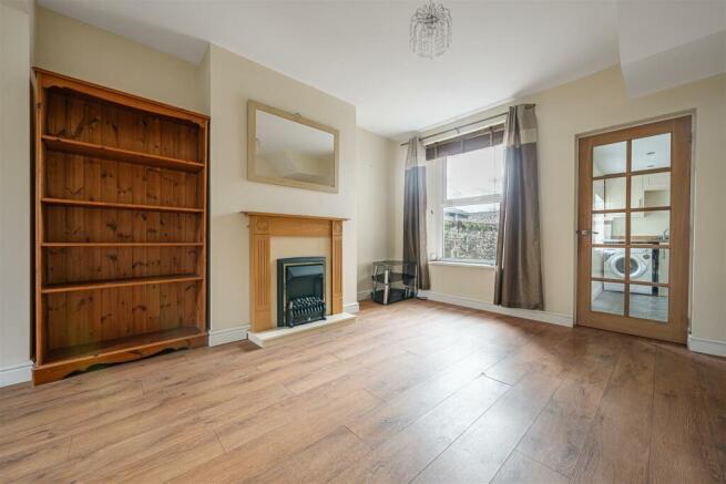 OPEN PLAN LIVING/ DINING ROOM