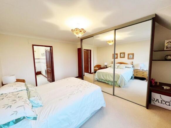 Bedroom 1 pic 3.jpg