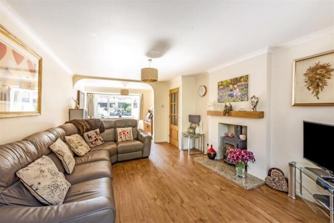 5 Oaktree Close Living Room (Angle 2).jpg