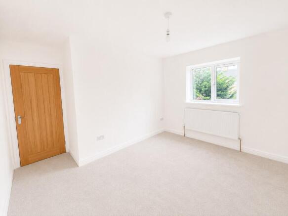 5 bed Semi-Detached for sale Image 5