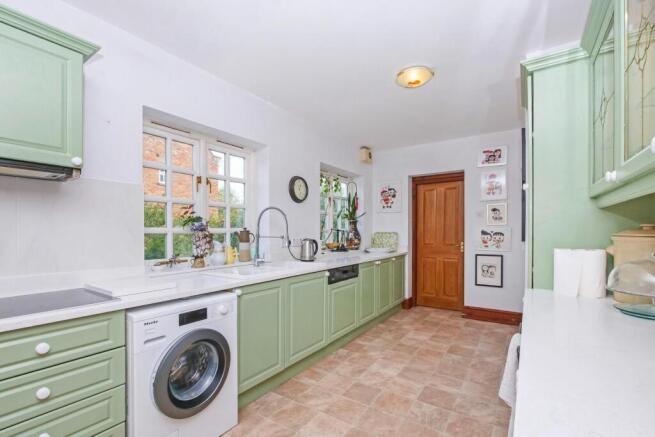 5 bed Detached for sale Image 11