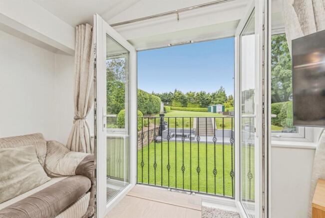 4 bed Semi-Detached for sale Image 12