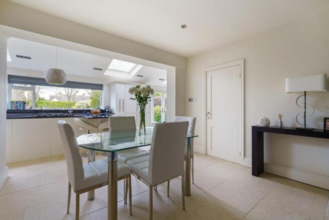 5 bed Detached for sale Image 7