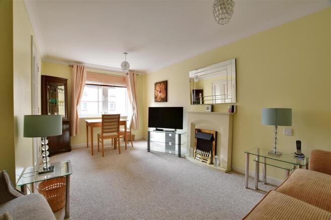 Lounge/ Dining Room
