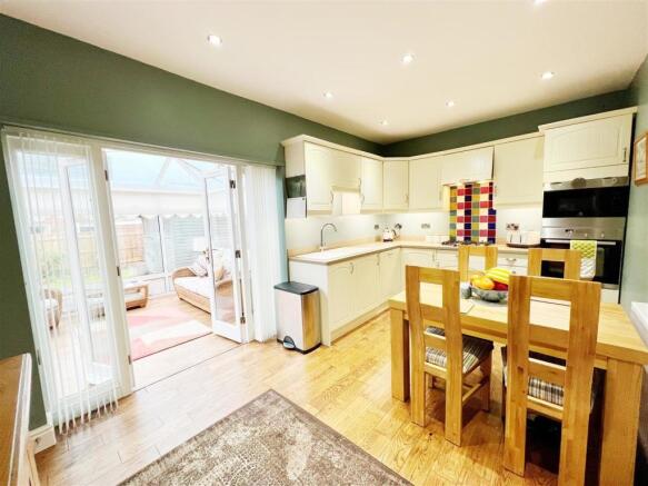 Kitchen 1.jpg