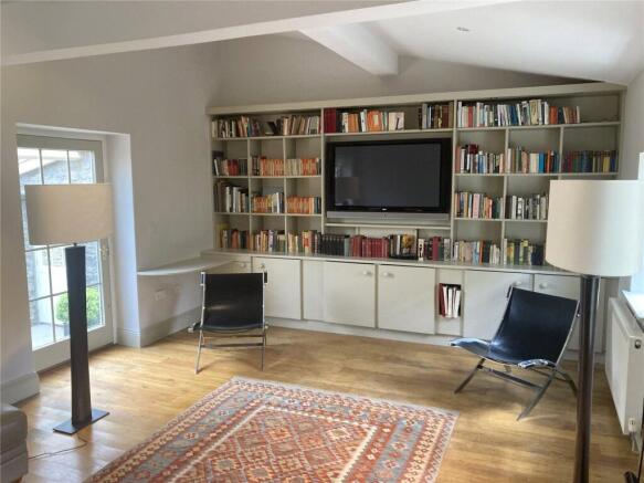 5 bed Detached for sale Image 7