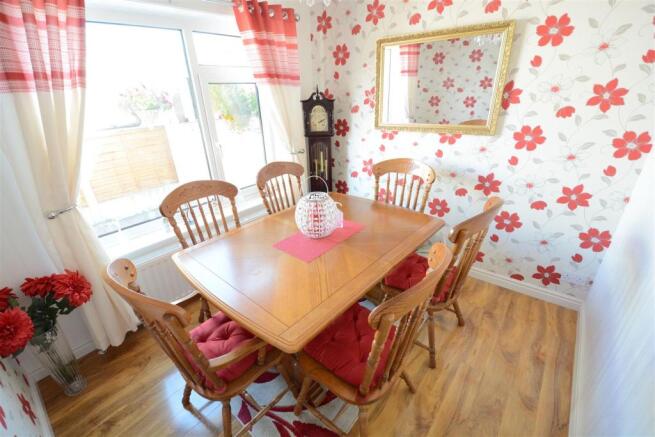 Bedroom 2 / Dining room