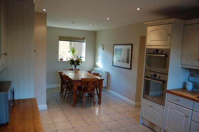 KITCHEN/DINING ROOM