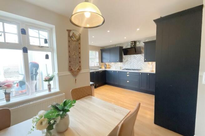 4 bed Detached for sale Image 8