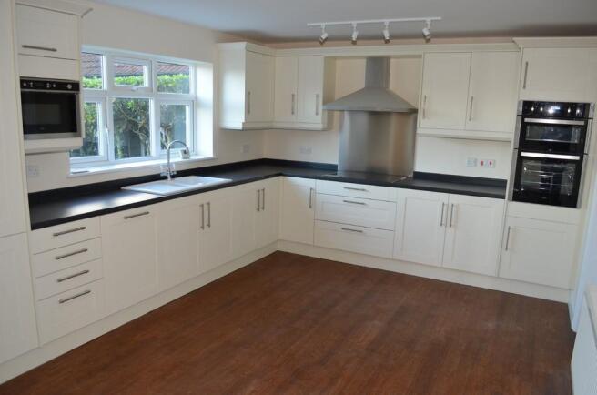 FITTED KITCHEN / ...