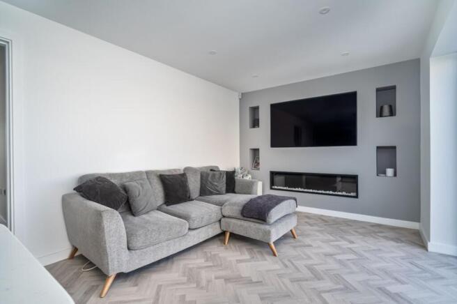 4 bed Detached for sale Image 9
