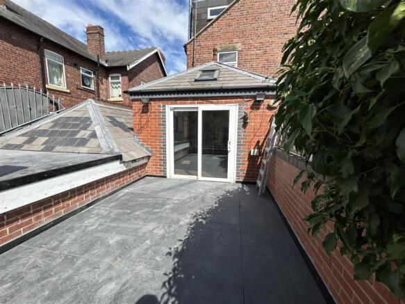 5 bed Semi-Detached to rent Image 8