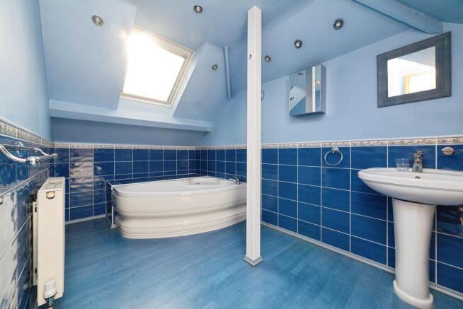 4 bed Detached Bungalow for sale Image 11