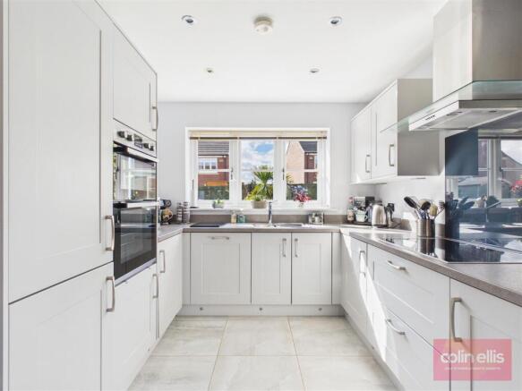 4 bed Detached for sale Image 10