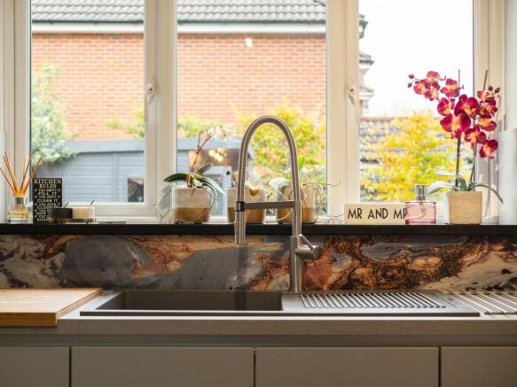 Glass splashback
