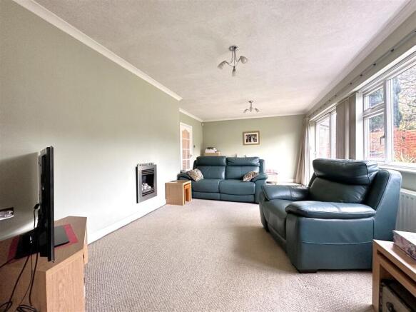 Sizeable Reception Room 957