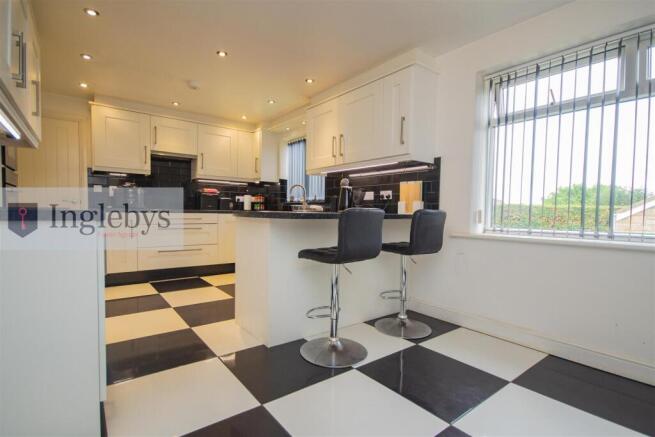 4 bed Detached for sale Image 8