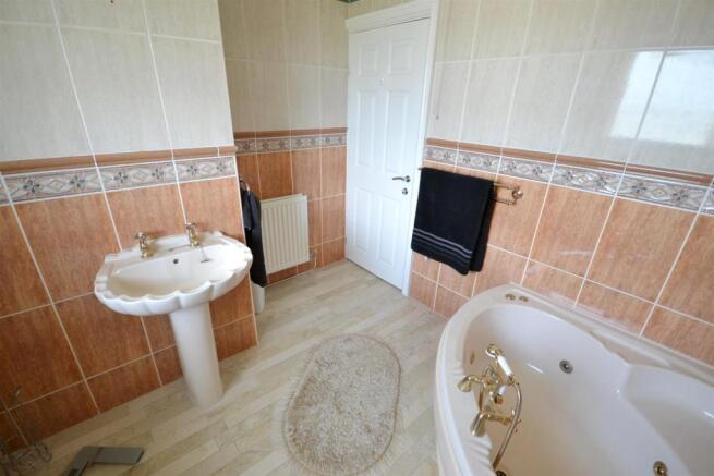 Bathroom (2).jpg