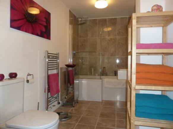 20 Cults Avenue - Bathroom