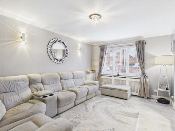 CAM03729G0-PR0179-STILL023