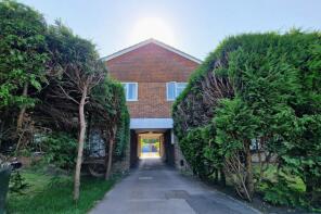 Flat 3, 62 64, Oxenden Road, Farnham GU10 1AJ