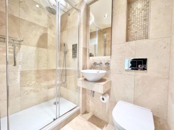 En suite bedroom 1